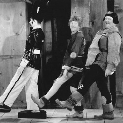 Laurel et Hardy "La Charge Héroïque des Soldats de Bois"