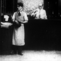 Charlot Garçon de Café